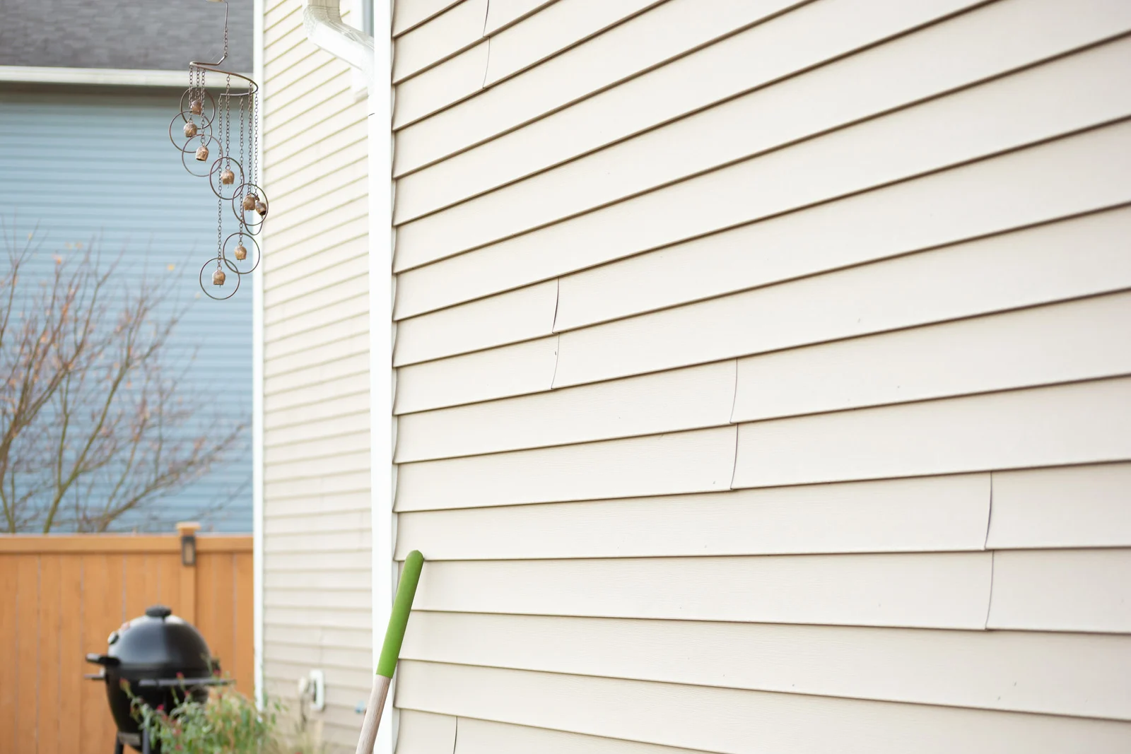 Light beige horizontal vinyl siding and finished corner trim on a residential home, installed by Mueller Remodeling.